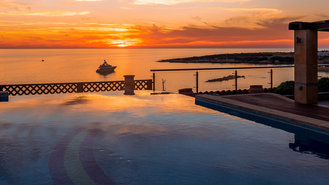 Coral Beach Hotel & Resort